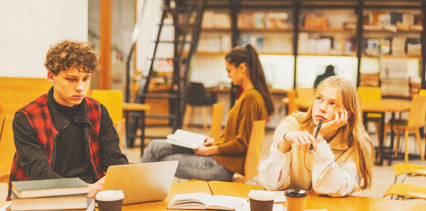 Osoby pracujące przy stole